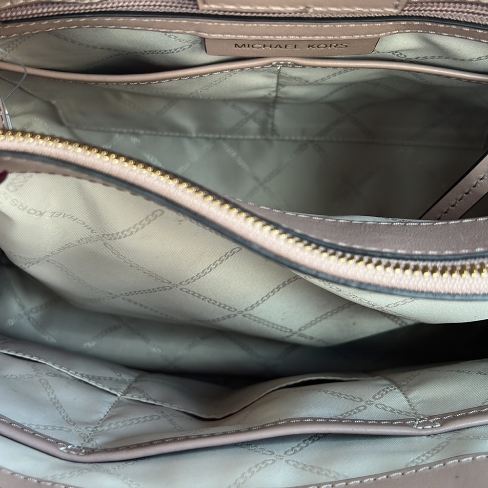 𝐌𝐈𝐂𝐇𝐀𝐄𝐋 𝐊𝐎𝐑𝐒 𝐋𝐀𝐑𝐆𝐄 𝐆𝐑𝐀𝐌𝐄𝐑𝐂𝐘 𝐓𝐎𝐓𝐄 & 𝐖𝐑𝐈𝐒𝐓𝐋𝐄𝐓 - Picture 8 of 10